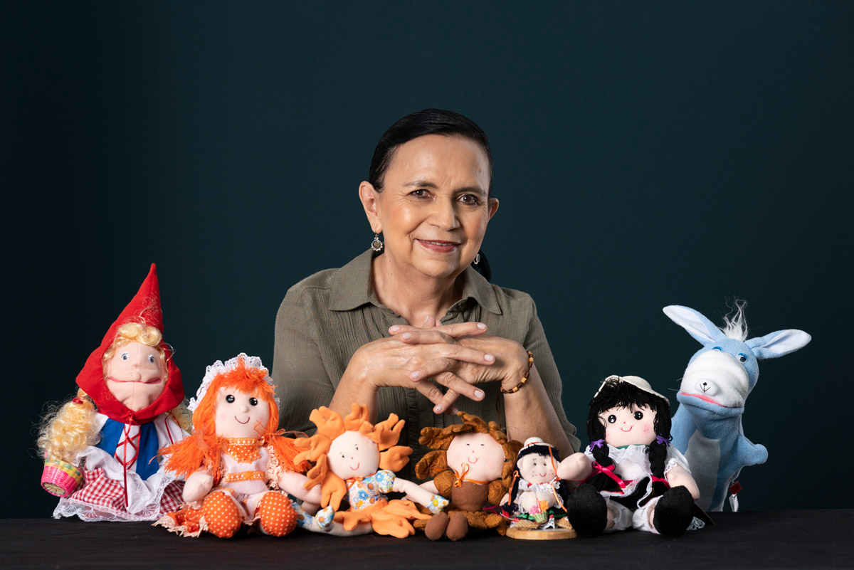 Rosario Hernández junto a muñecos