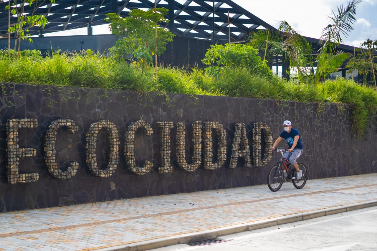 Ciudadano recorriendo Parques del Río en bicicleta