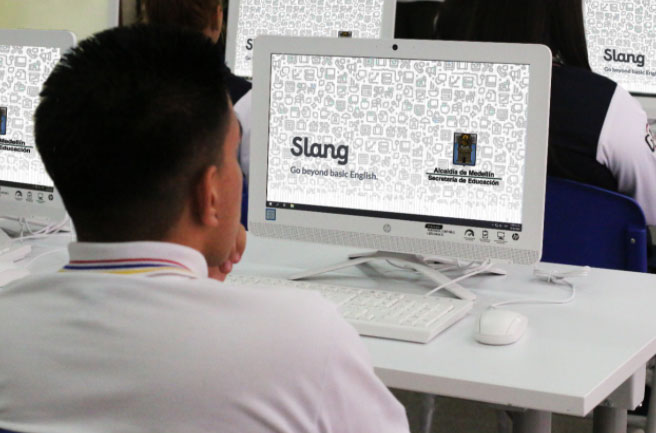 Joven participando de actividades de Slang go beyond basic