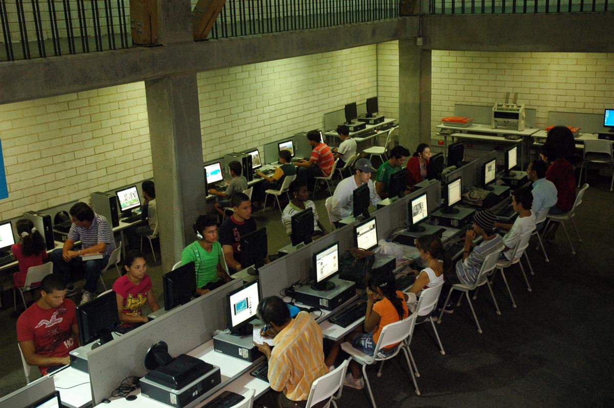 Jóvenes usando computadores