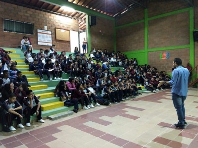 Jóvenes estudiantes en evento
