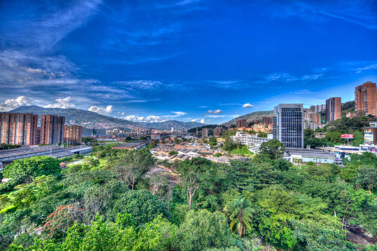 Panorámica de Medellín con zona verde