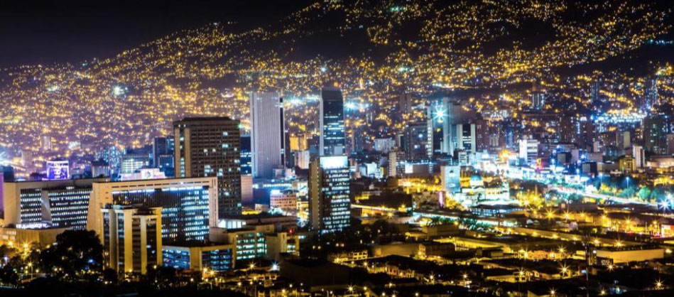 Panorámica nocturna del centro de Medellín