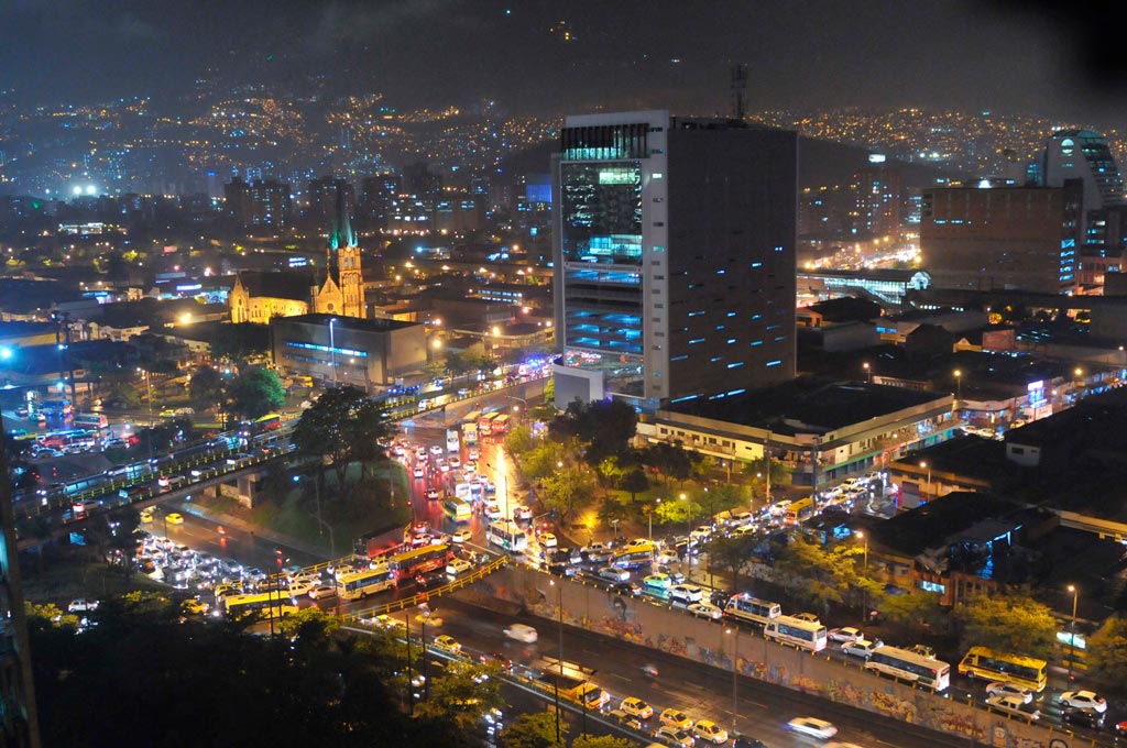 Centro de Medellín de noche