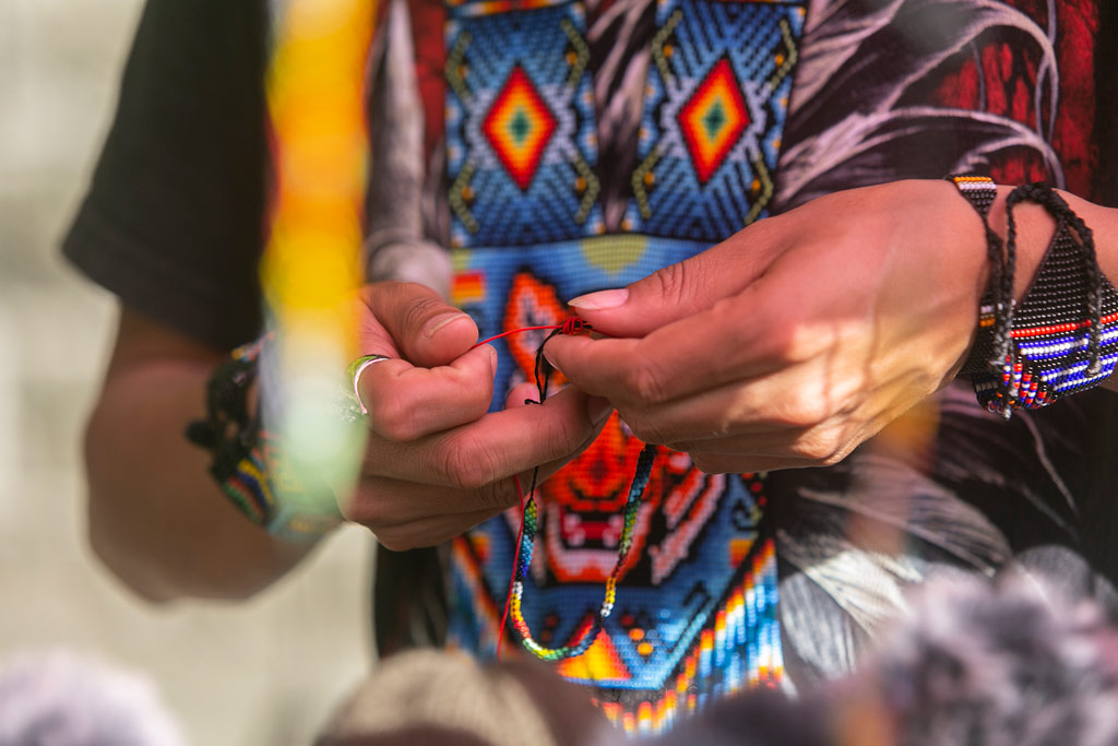 Elaboración de artesanías indígenas