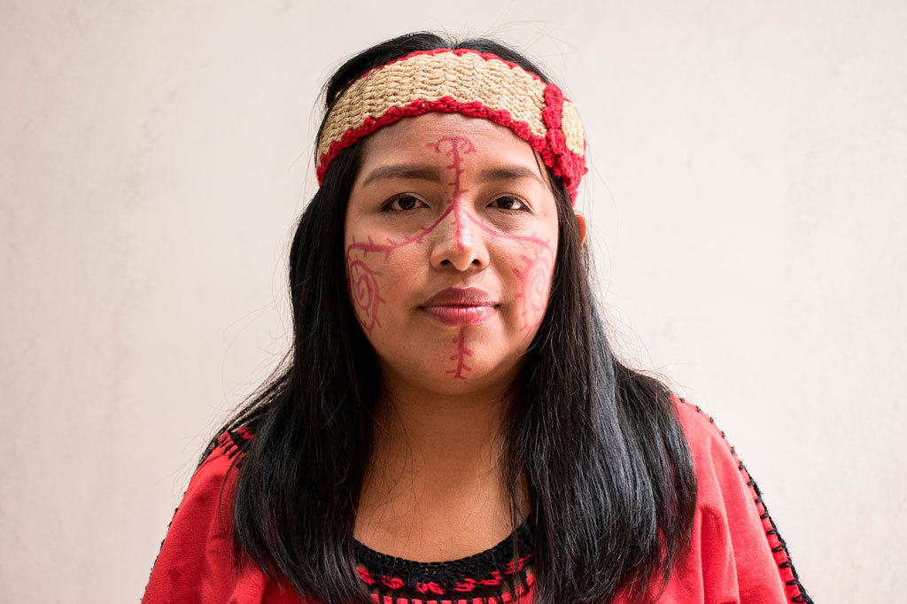 Joven indígena con maquillaje tradicional