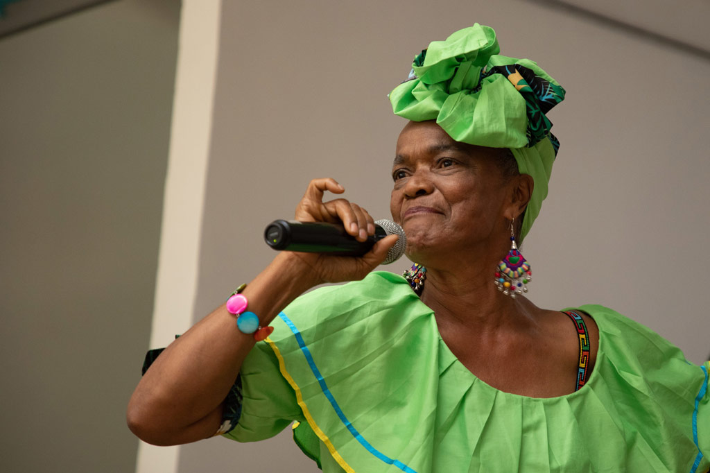 Mujer afro cantando