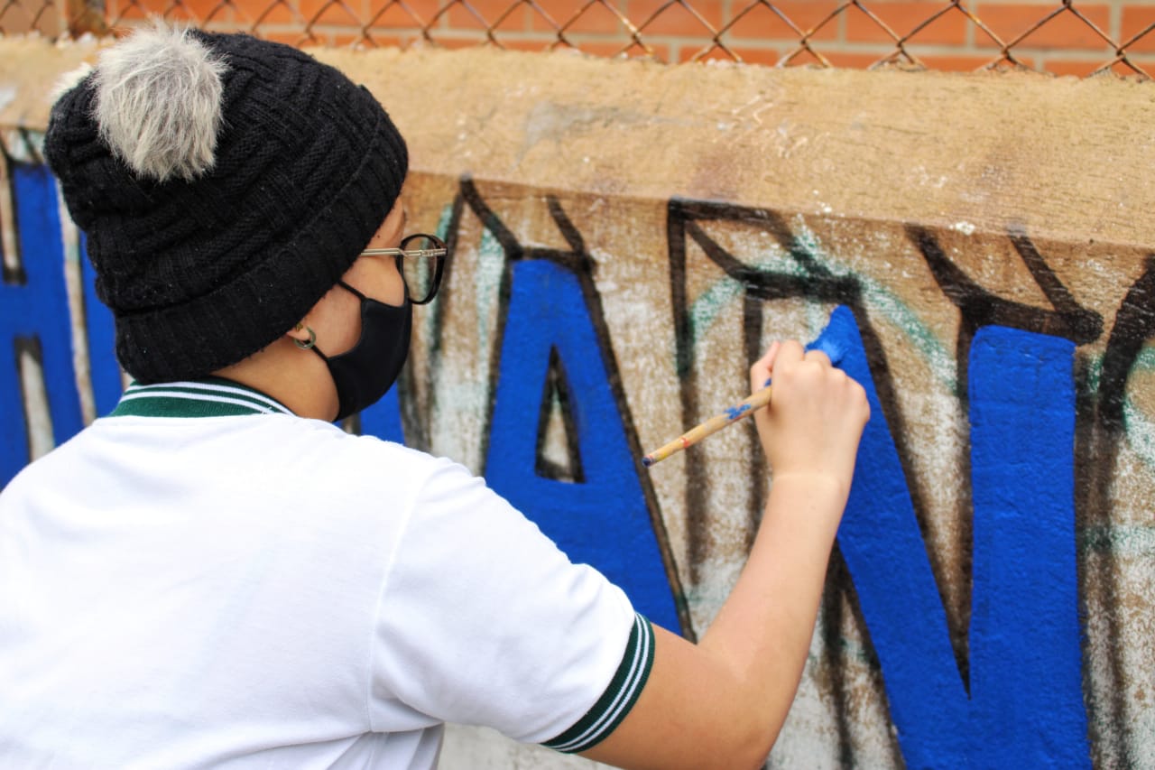 Mujer pintando graffiti