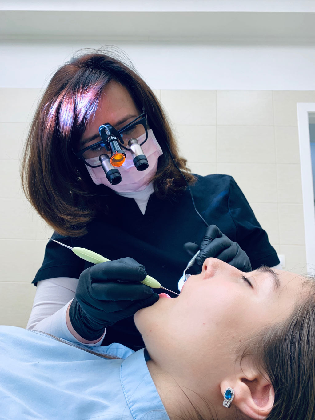 Higienista oral en procedimiento