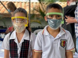 Niños con mascaras de protección