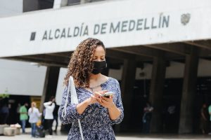 Mujer en edificio Alcaldía de Medellín