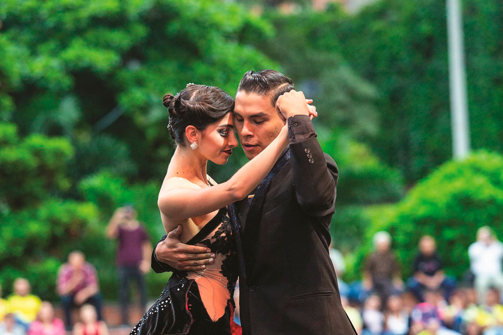 Parejas bailando tango