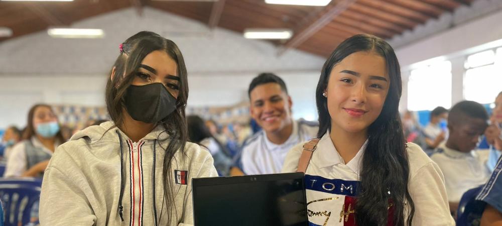 Comunidad educativa de los 12 colegios oficiales de la comuna 1-Popular  recibe pedagogía sobre Computadores Futuro - Alcaldía de Medellín