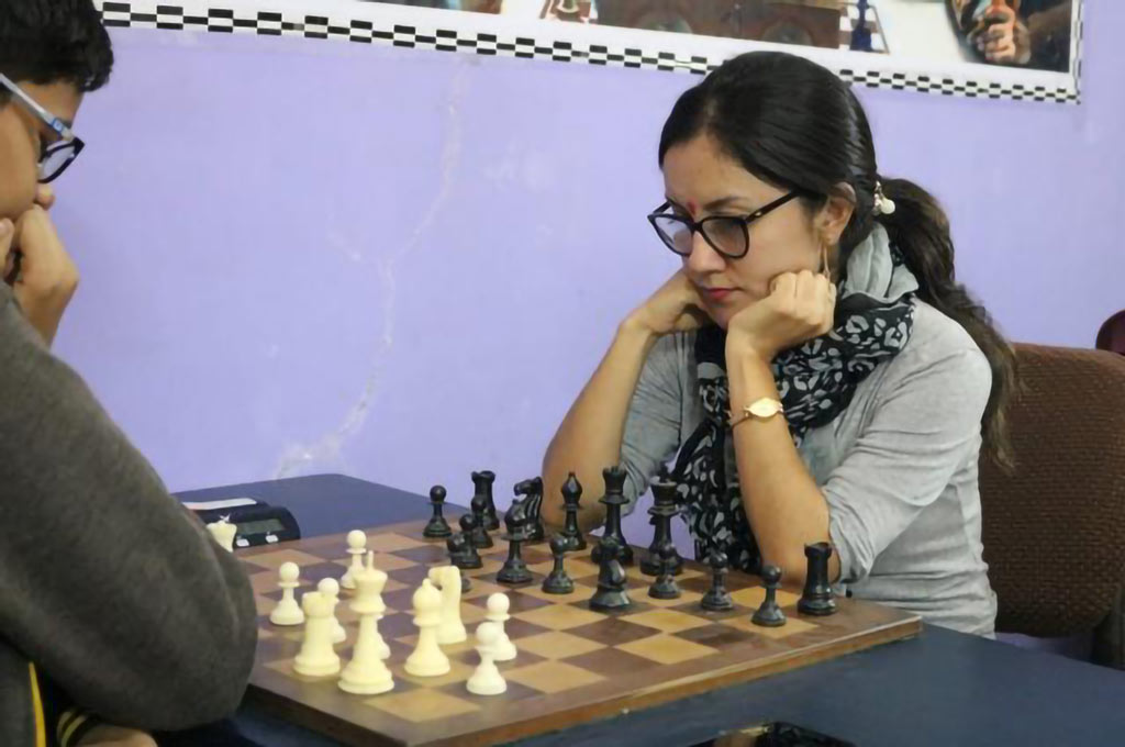Mujer jugando Ajedrez