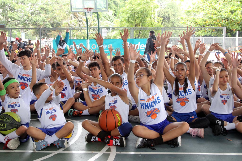 200 niños de Medellín recibieron kits de los Knicks de New York