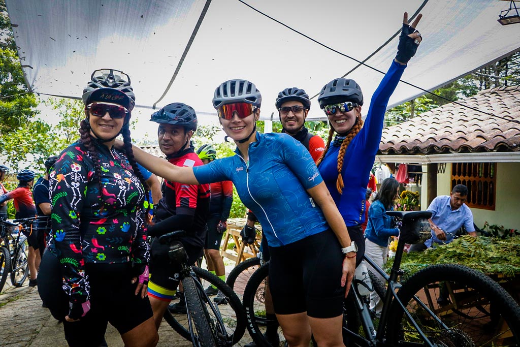 Más de 60 mujeres en bicicleta se tomaron el corregimiento de Santa Elena 