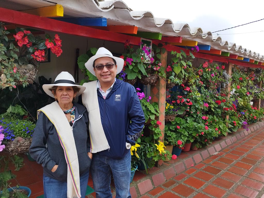 Gerardo Jiménez y Mercedes García, su mamá, turistas de El Salvador que se encuentran disfrutando de la Feria de las Flores