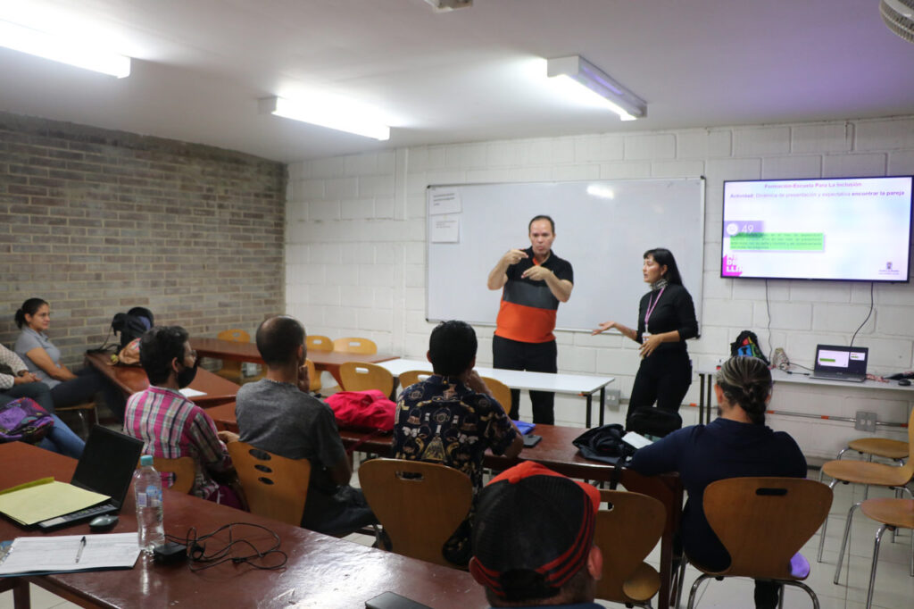 En Medellín, personas sordas acceden al primer piloto para formarse en competencias laborales