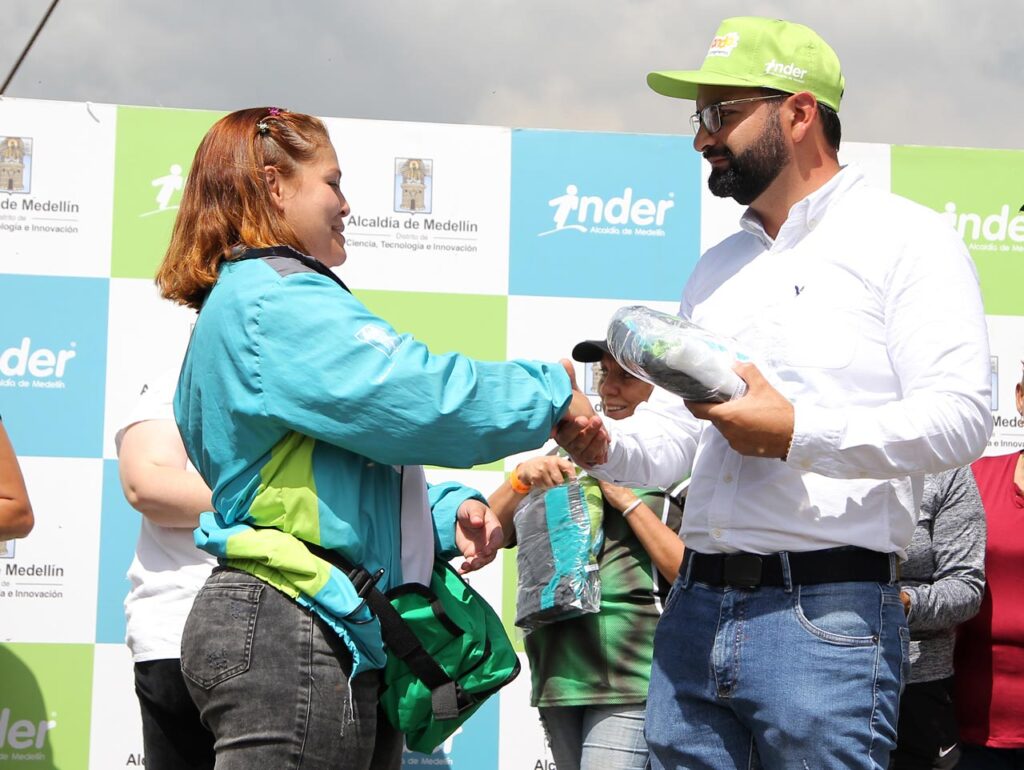 El INDER Medellín reconoce la labor de sus 300 recreandos voluntarios, quienes llenan de alegría a 15.000 niños del Distrito