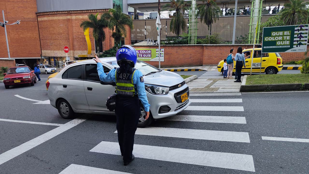 Agentes de tránsito de Medellín controlarán la movilidad en zonas aledañas a centros comerciales durante la temporada navideña