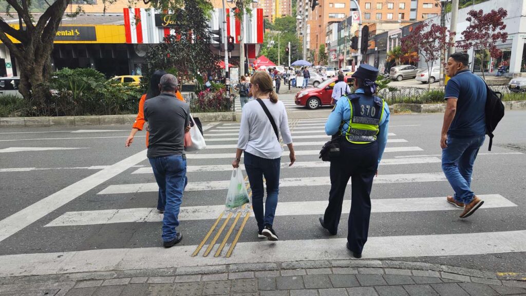 Agentes de tránsito de Medellín controlarán la movilidad en zonas aledañas a centros comerciales durante la temporada navideña