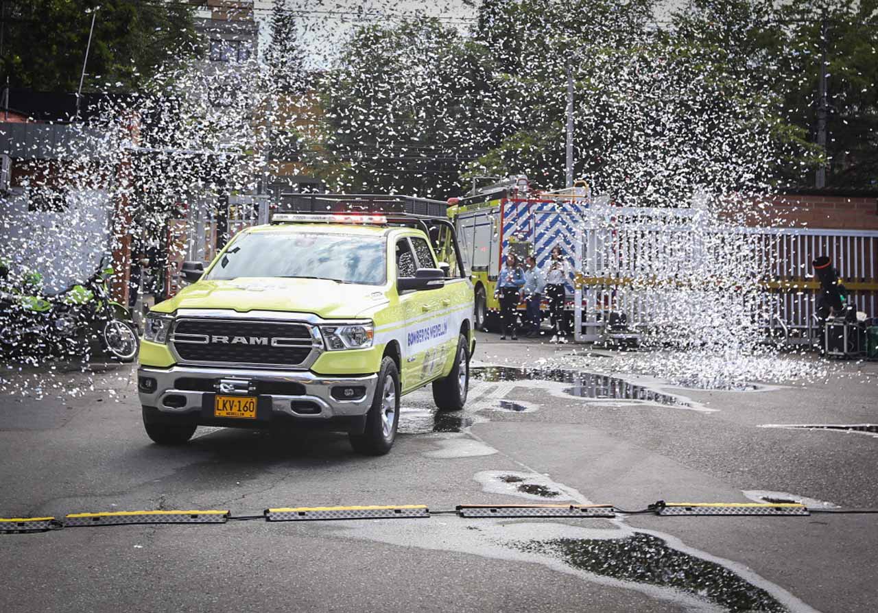 La Administración Distrital entregó dotación a Bomberos Medellín para fortalecer la atención de emergencias en la ciudad