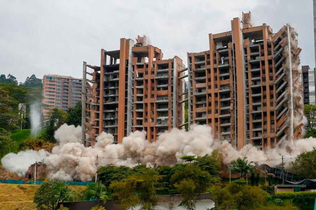 Implosión del edificio Continental Towers