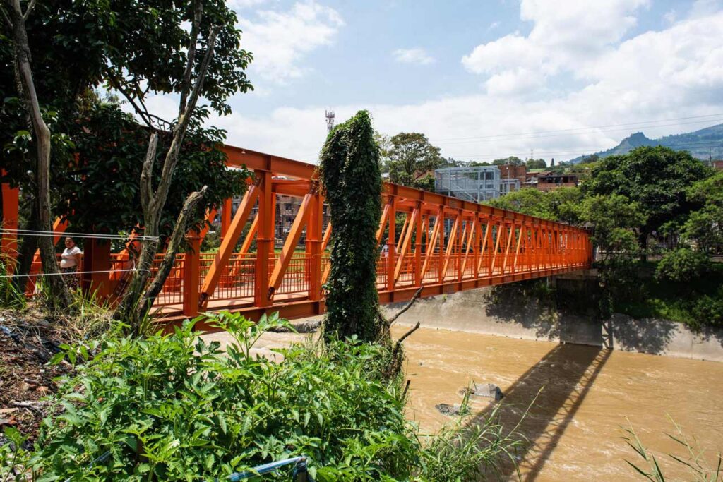 Nuevo puente peatonal sobre el río Medellín conecta a las comunas del nororiente y el noroccidente de la ciudad