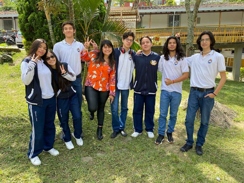 Formación para estudiantes y maestros de educación básica y media de Medellín