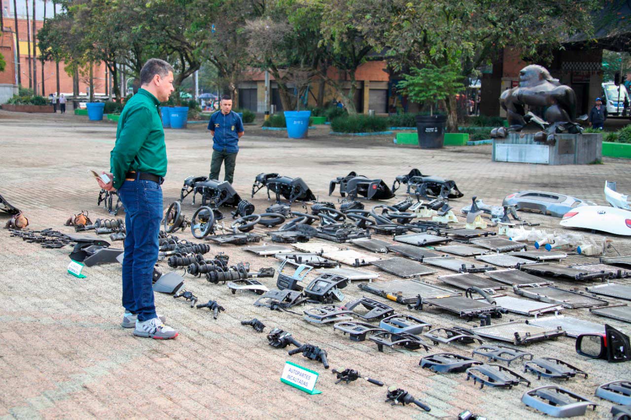 Autoridades recuperaron más de 800 autopartes y ejecutaron cinco capturas en operativo simultáneo contra el hurto en Medellín