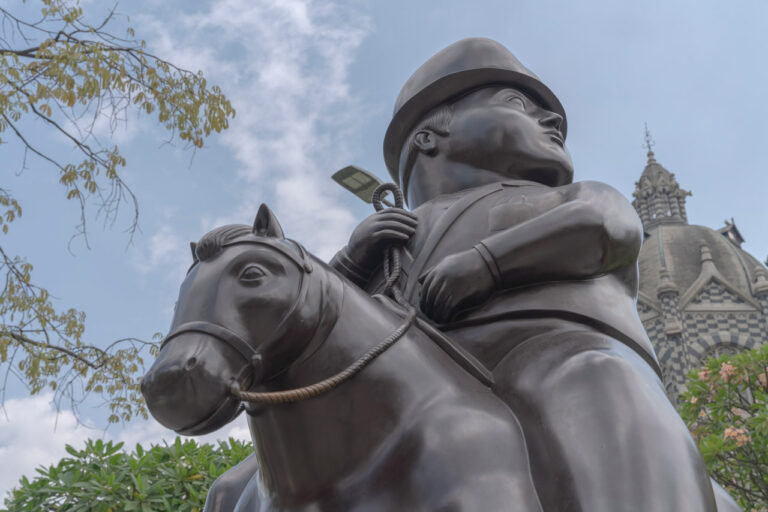 Con el mantenimiento de las 23 esculturas de Fernando Botero, avanza la recuperación de la Plaza Botero en el Centro de Medellín