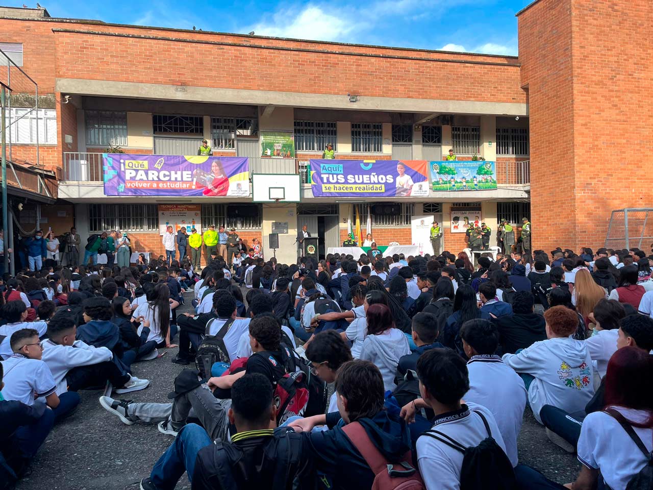 Con 383.950 estudiantes matriculados inició el calendario escolar de la educación básica y media en Medellín