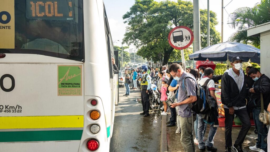 En Medellín ya rigen las nuevas tarifas de buses y busetas urbanas con un incremento de $300 por pasaje
