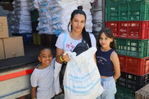 Medellín amplía a un año entrega de paquetes alimentarios a niñas y niños para combatir la desnutrición