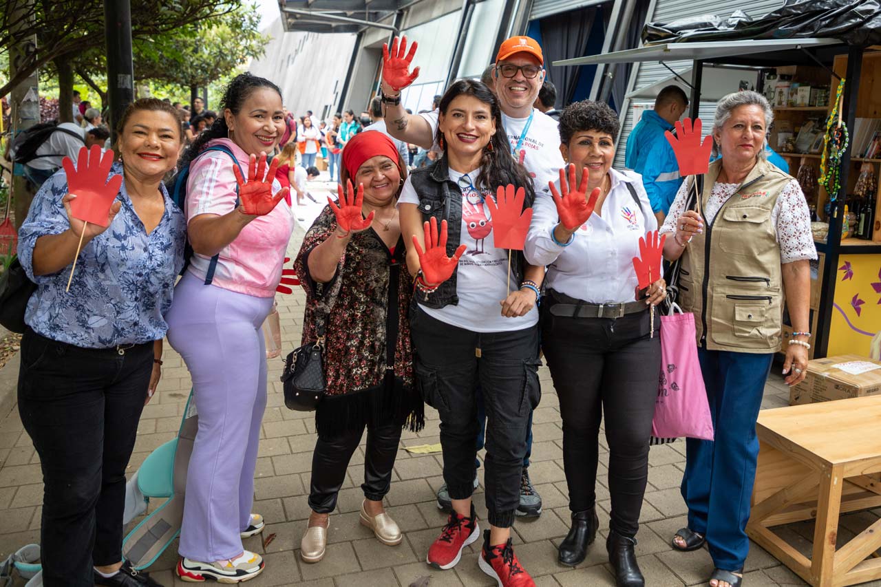 Medellín rechaza la utilización de menores por parte de grupos armados en el marco del Día Internacional de las Manos Rojas