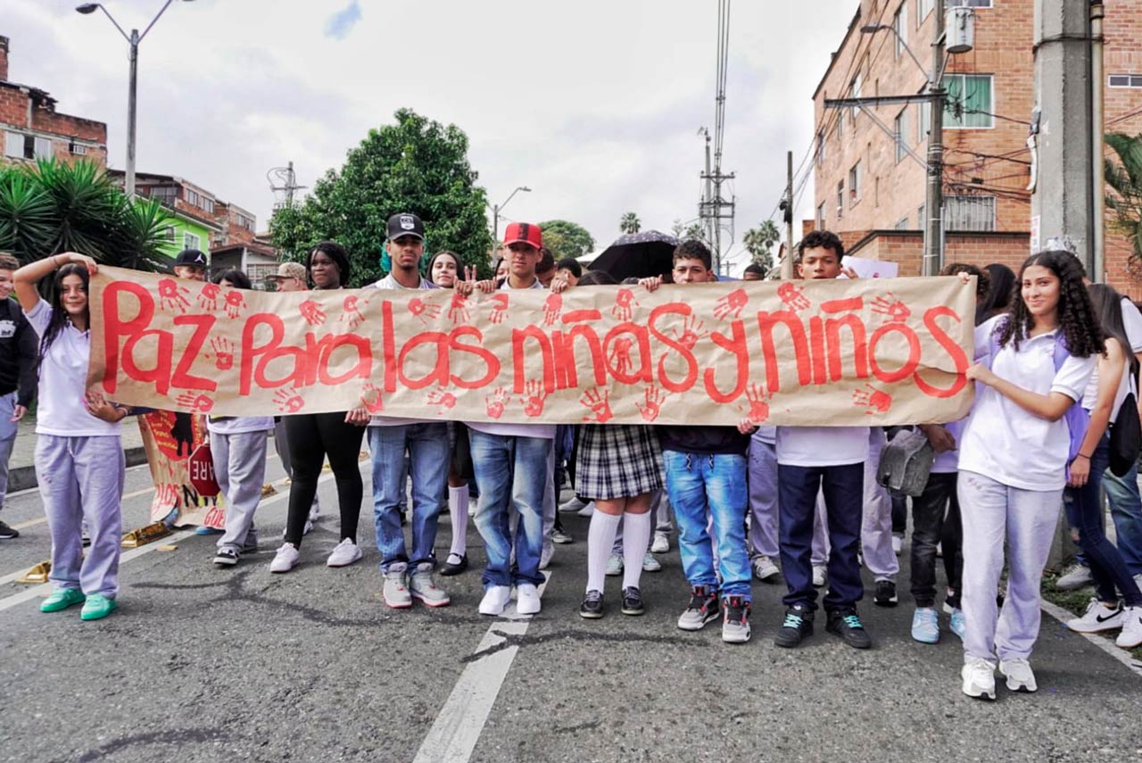 Medellín rechaza la utilización de menores por parte de grupos armados en el marco del Día Internacional de las Manos Rojas