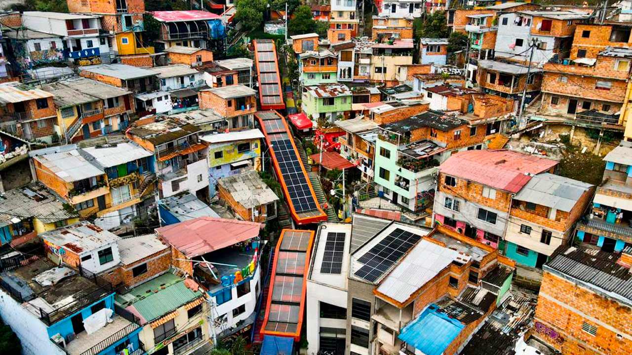 La Alcaldía de Medellín realiza mantenimiento preventivo y correctivo a dos tramos de las Escaleras Eléctricas de la Comuna 13