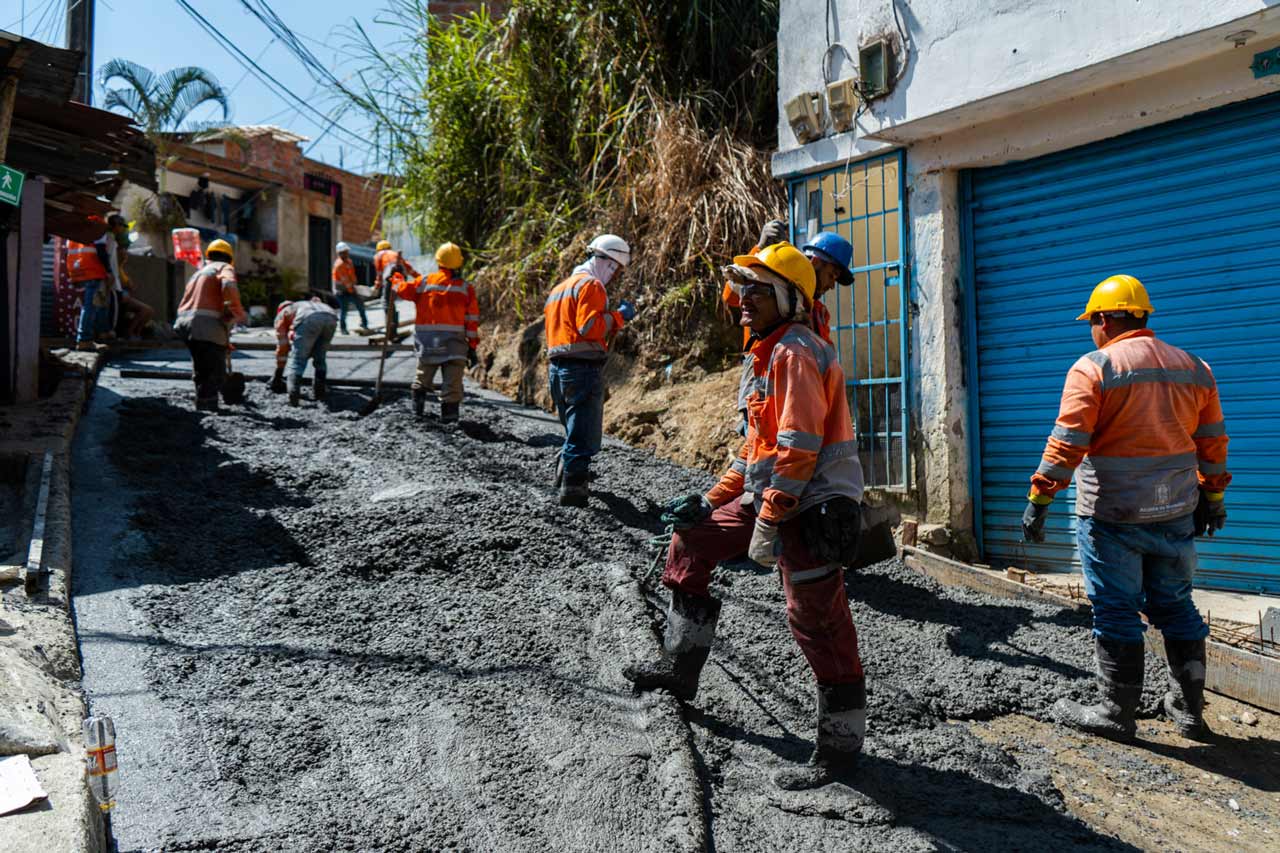 Medellín mejora sus vías en concreto para garantizar la movilidad de más de 20.000 personas
