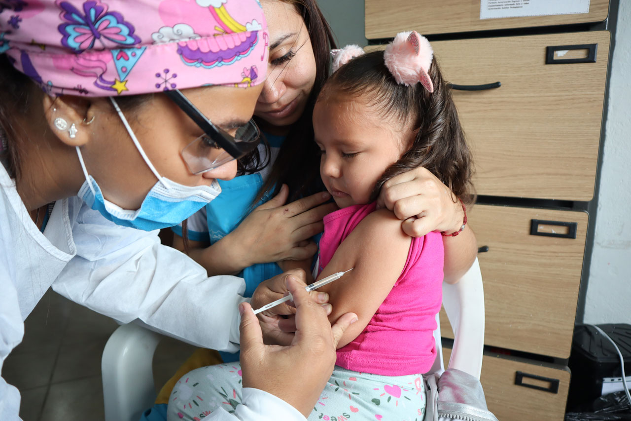 Más de 36.000 niños y niñas de Buen Comienzo e ICBF se beneficiarán con las jornadas de vacunación de la Alcaldía de Medellín