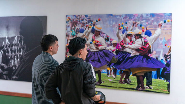 Tres artistas peruanos exhiben sus fotografías en la Casa de la Cultura de Altavista