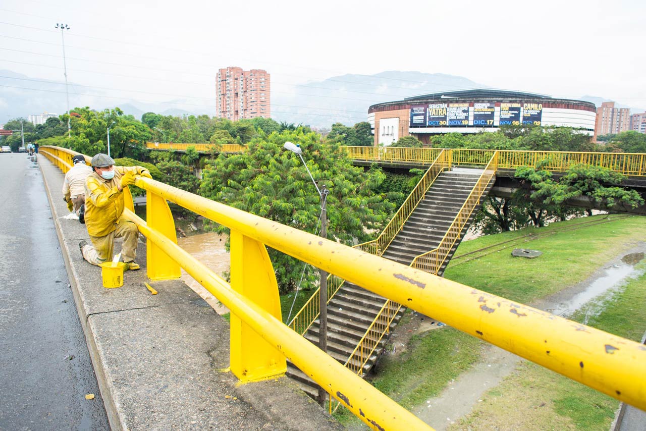 La Alcaldía de Medellín adelanta acciones de instalación y mantenimiento de pasamanos y defensas viales