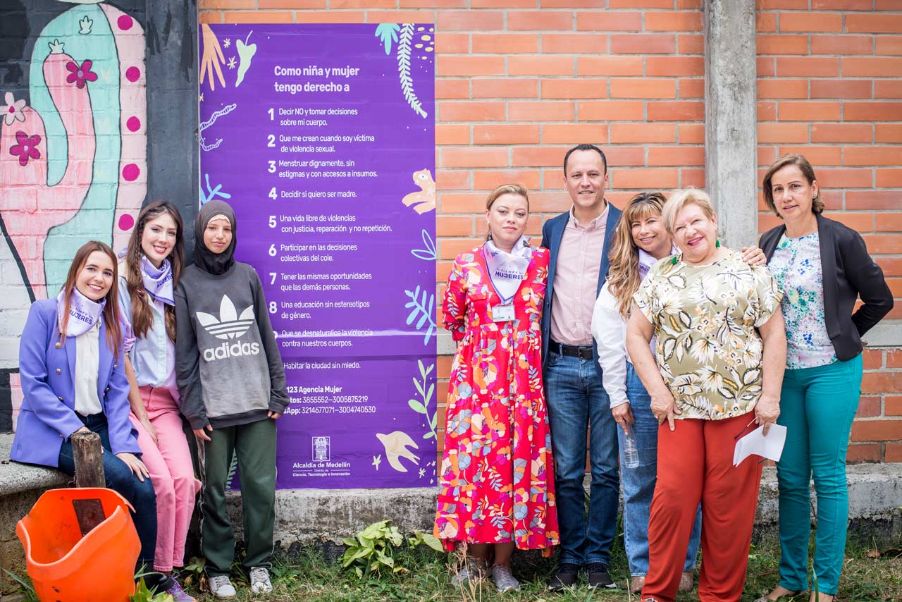 Medellín realiza ‘pegatón’ del Decálogo de los Derechos de las Niñas y las Mujeres en instituciones educativas