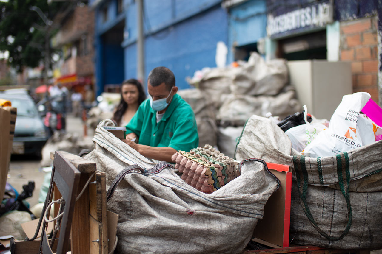 En Medellín, recicladores reciben acompañamiento y capacitación para mejorar las condiciones de su oficio