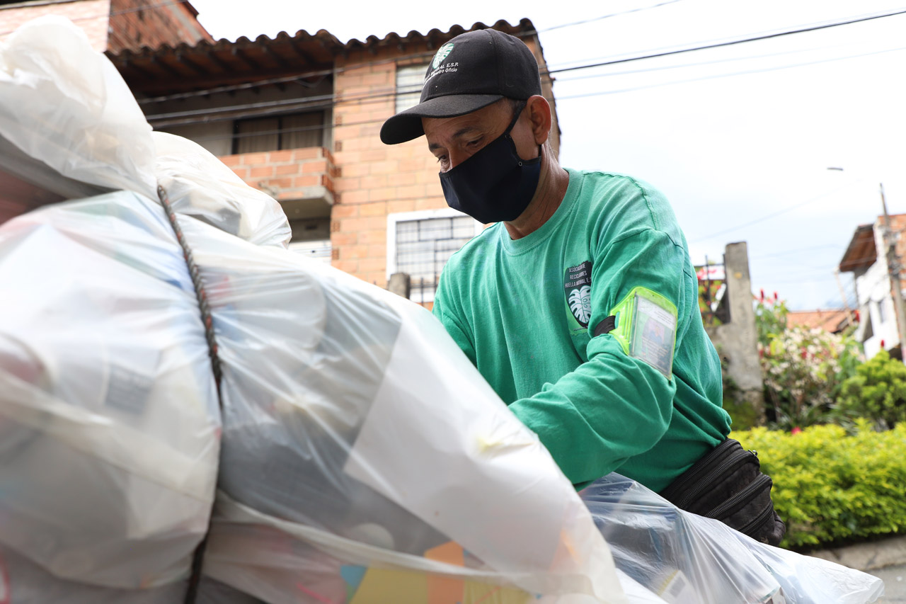 En Medellín, recicladores reciben acompañamiento y capacitación para mejorar las condiciones de su oficio
