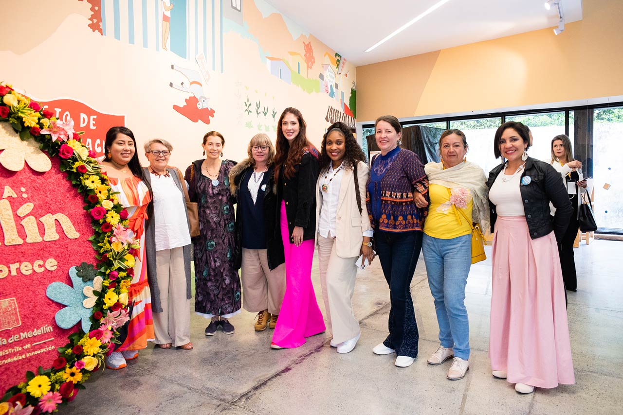 Primeras damas del país y lideresas sociales compartieron experiencias de memoria, paz y resiliencia en Medellín