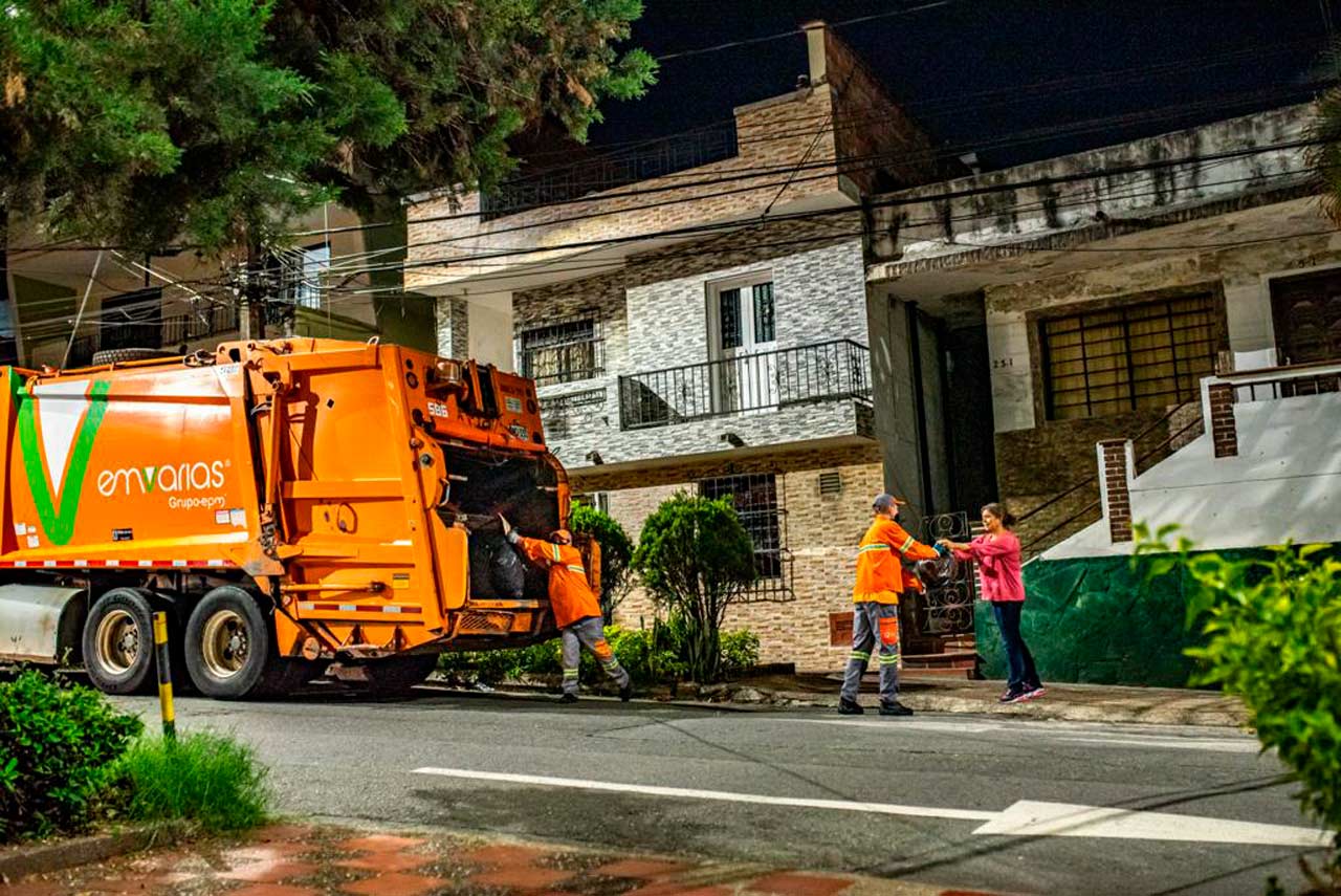 Emvarias completó la renovación total de vehículos recolectores de basuras para mantener limpia a Medellín