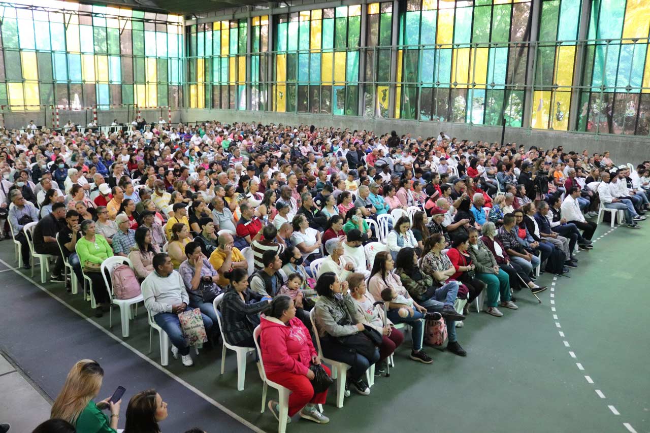 2.277 familias de Medellín recibieron reconocimiento de vivienda
