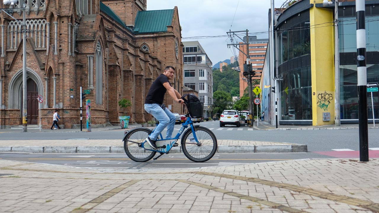 Contador de bicicletas en el barrio Perpetuo Socorro de Medellín superó los 126.000 viajes