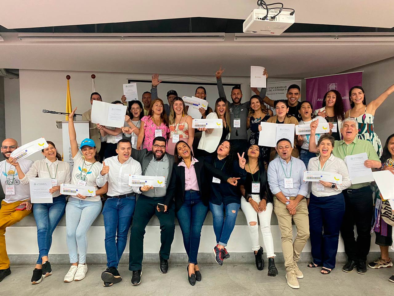 La Alcaldía de Medellín apoya con recursos a empresarios de economía social y solidaria para formalizar sus empresas