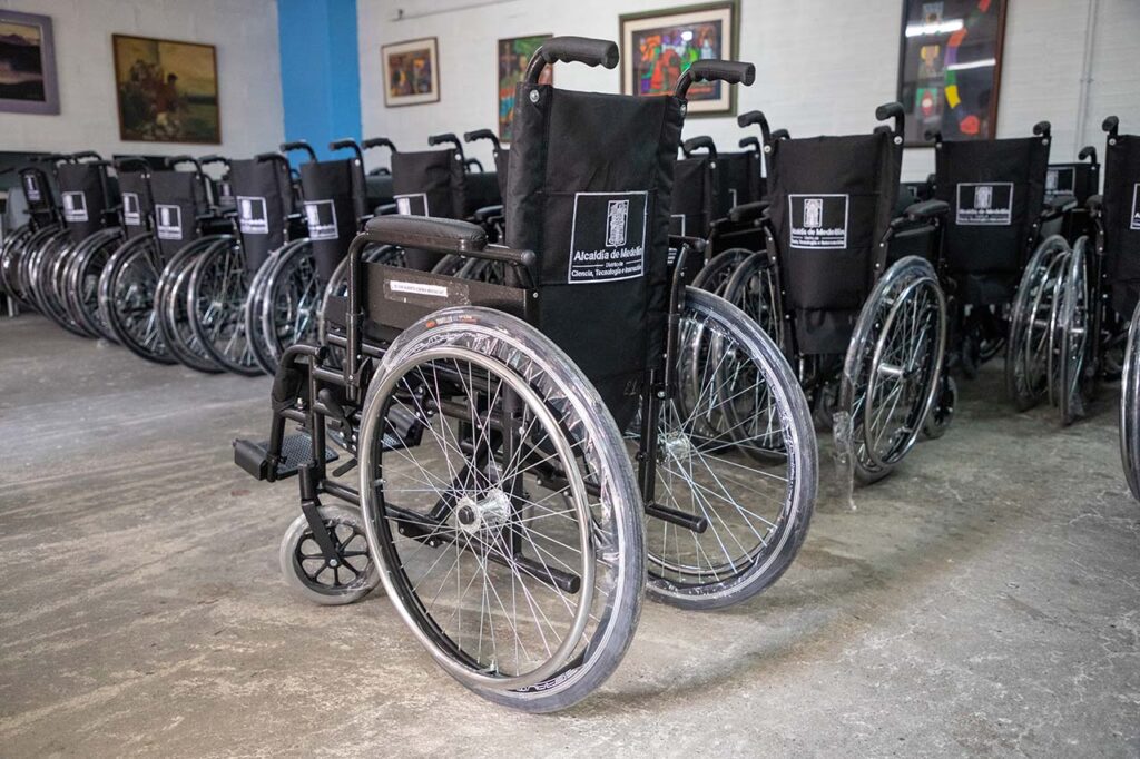 Sillas de ruedas a personas con discapacidad